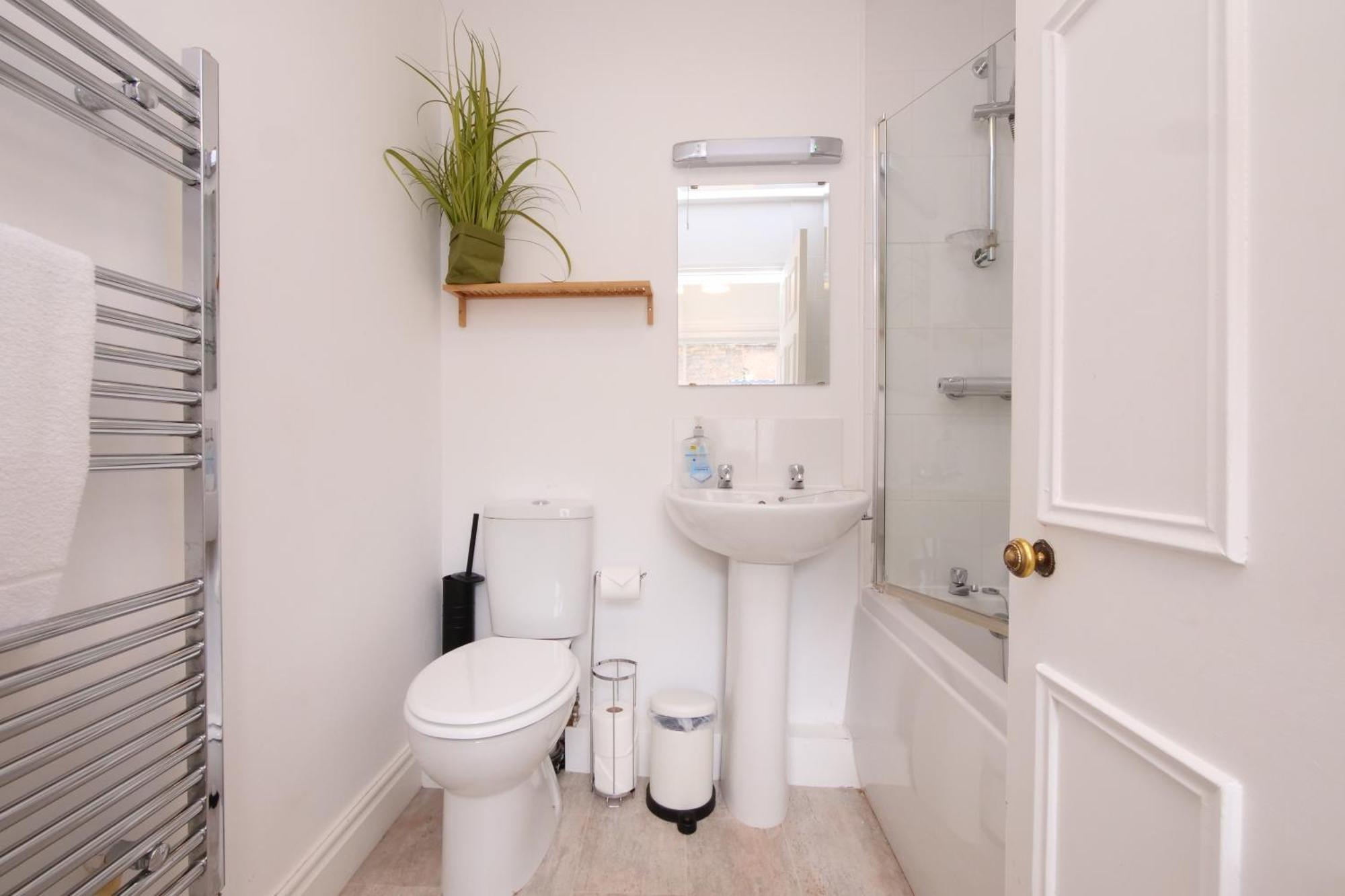 Fifth Quarter Apartment With Free Parking York Exterior photo
